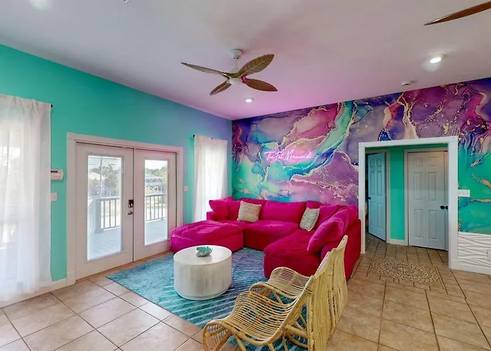 Holiday home Charming Beachside With Private Patio & Dog-friendly Policy Near Surfside Shores, Gulf Shores, Al