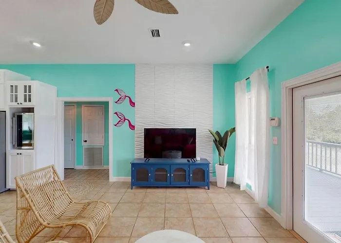 Charming Beachside With Private Patio & Dog-friendly Policy Near Surfside Shores, Gulf Shores, Al *