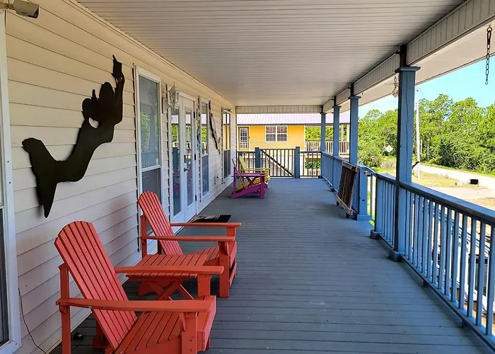 Charming Beachside With Private Patio & Dog-friendly Policy Near Surfside Shores, Gulf Shores, Al Holiday home