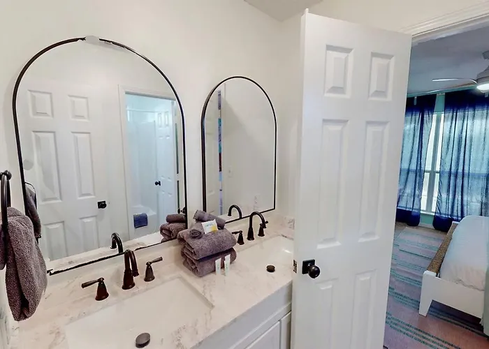 Charming Beachside With Private Patio & Dog-friendly Policy Near Surfside Shores, Gulf Shores, Al