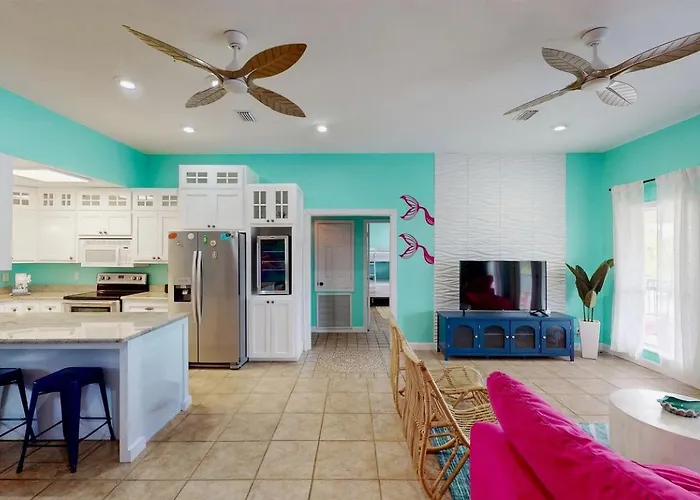 Holiday home Charming Beachside With Private Patio & Dog-friendly Policy Near Surfside Shores, Gulf Shores, Al *