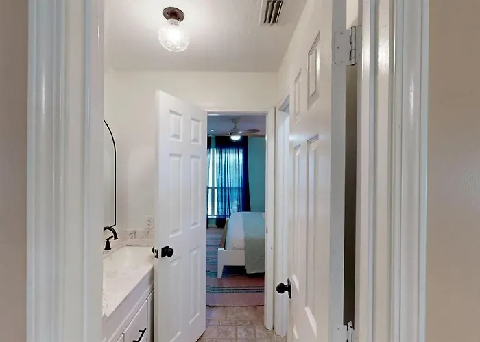 Charming Beachside With Private Patio & Dog-friendly Policy Near Surfside Shores, Gulf Shores, Al Gulf Shores