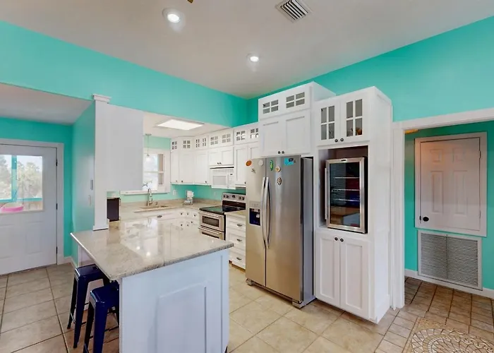 Charming Beachside With Private Patio & Dog-friendly Policy Near Surfside Shores, Gulf Shores, Al