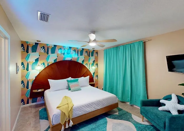 Charming Beachside With Private Patio & Dog-friendly Policy Near Surfside Shores, Gulf Shores, Al Holiday home