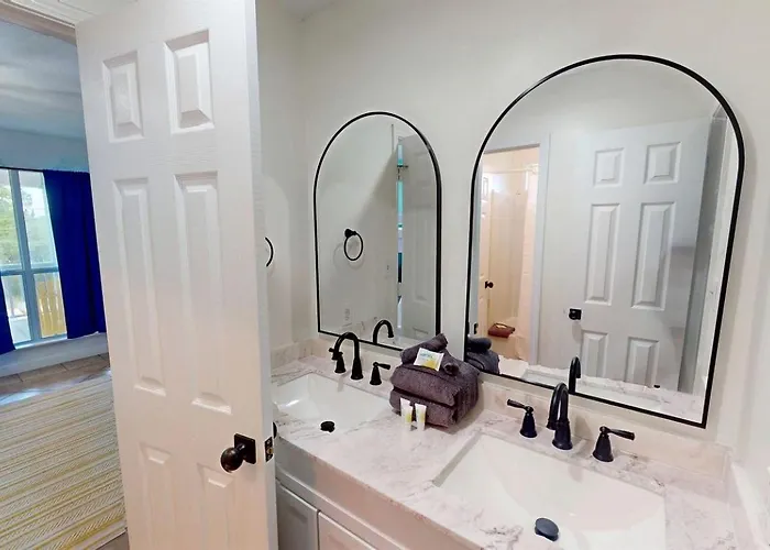 Holiday home Charming Beachside With Private Patio & Dog-friendly Policy Near Surfside Shores, Gulf Shores, Al
