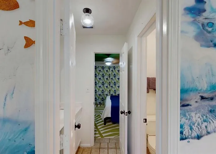 Charming Beachside With Private Patio & Dog-friendly Policy Near Surfside Shores, Gulf Shores, Al Holiday home