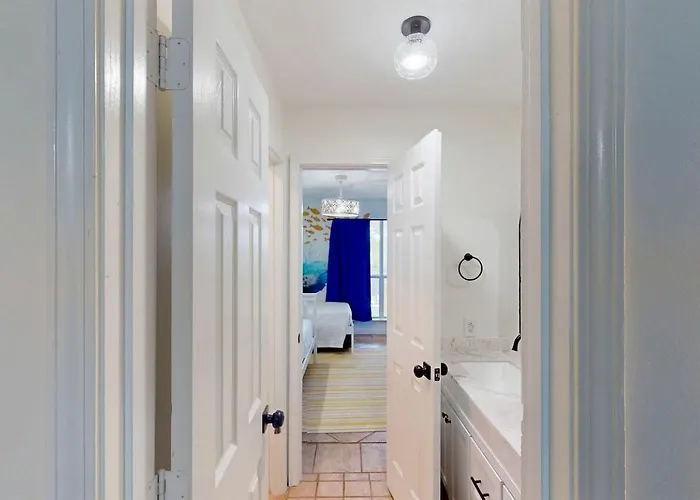 Holiday home Charming Beachside With Private Patio & Dog-friendly Policy Near Surfside Shores, Gulf Shores, Al Gulf Shores