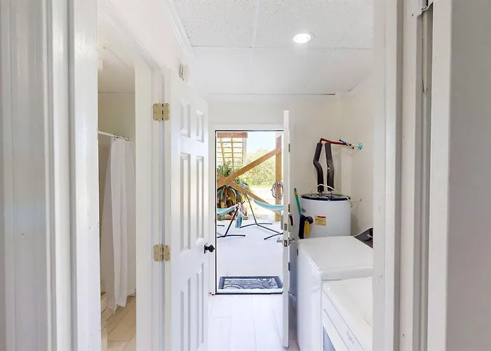 Charming Beachside With Private Patio & Dog-friendly Policy Near Surfside Shores, Gulf Shores, Al