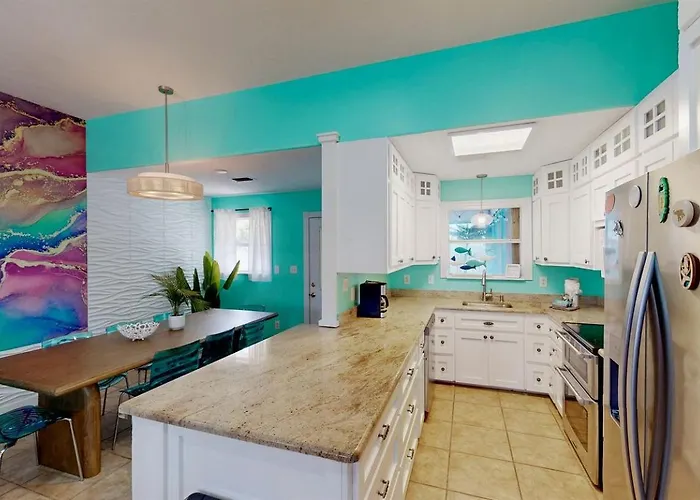 Holiday home Charming Beachside With Private Patio & Dog-friendly Policy Near Surfside Shores, Gulf Shores, Al *