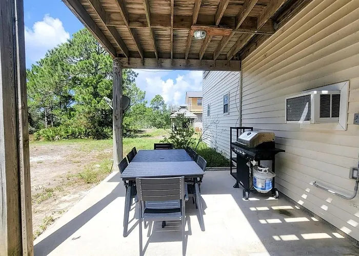 Holiday home Charming Beachside With Private Patio & Dog-friendly Policy Near Surfside Shores, Gulf Shores, Al