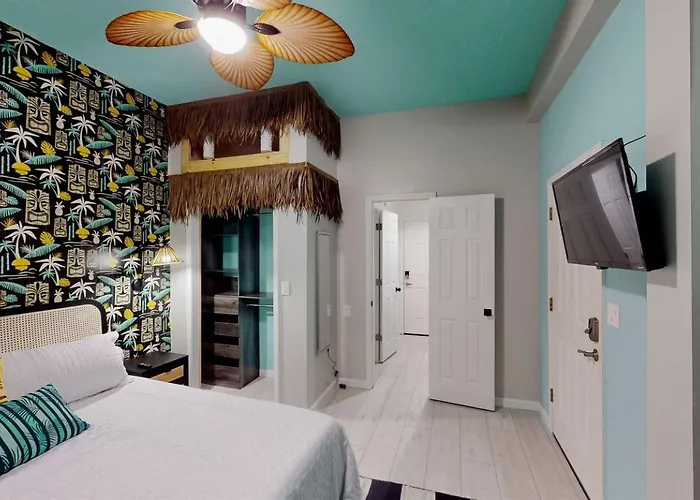 Charming Beachside With Private Patio & Dog-friendly Policy Near Surfside Shores, Gulf Shores, Al Holiday home *