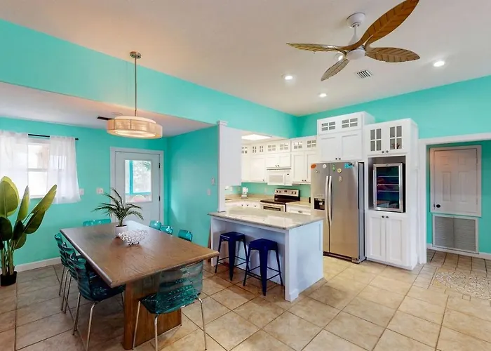 Holiday home Charming Beachside With Private Patio & Dog-friendly Policy Near Surfside Shores, Gulf Shores, Al